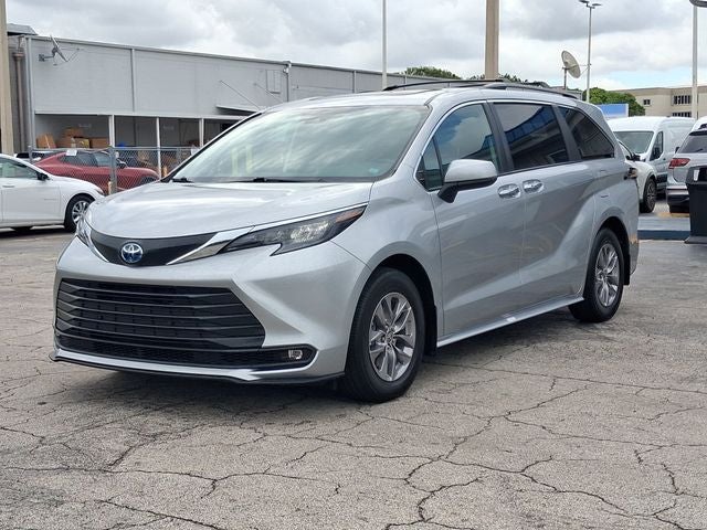 2025 Toyota Sienna XLE 8 Passenger