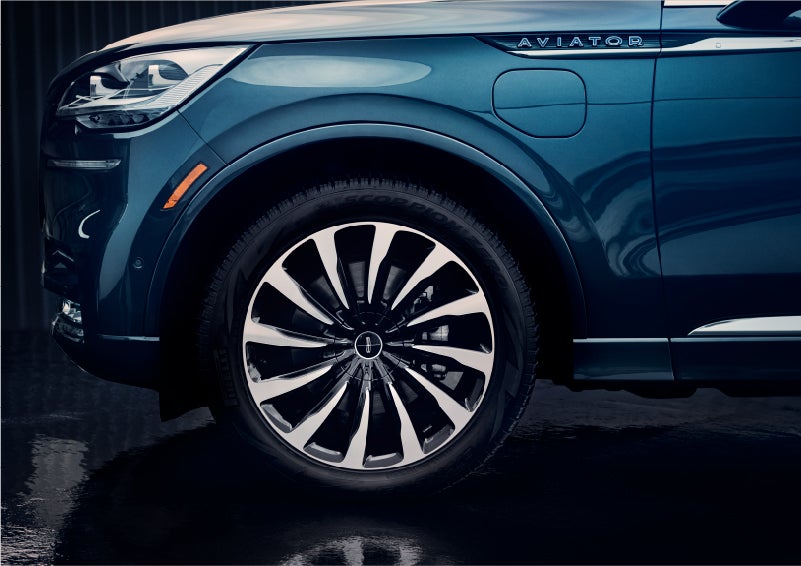 The 2023 Lincoln Aviator® Black Label Grand Touring model with unique 12-spoke wheel | Lincoln of Cutler Bay in Miami FL