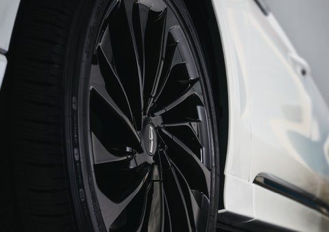 The wheel of the available Jet Appearance package is shown | Lincoln of Cutler Bay in Miami FL