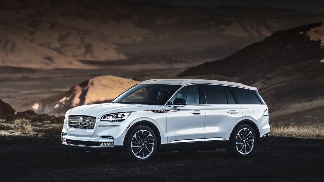 A 2024 Lincoln Aviator® SUV is parked at a mountain overlook | Lincoln of Cutler Bay in Miami FL