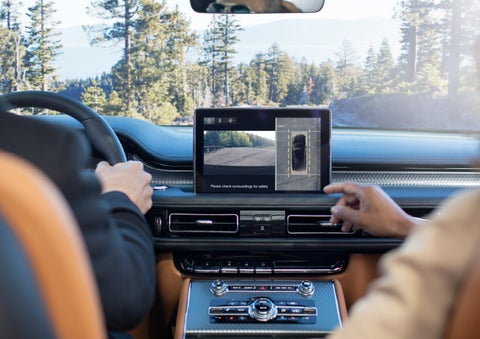The available 360-Degree Camera shows a bird's-eye view of a Lincoln Aviator® SUV | Lincoln of Cutler Bay in Miami FL