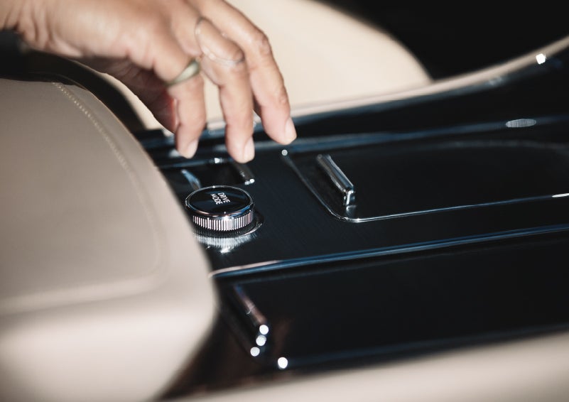 A hand reaching for the Lincoln Drive Modes knob of a 2024 Lincoln Aviator® SUV | Lincoln of Cutler Bay in Miami FL