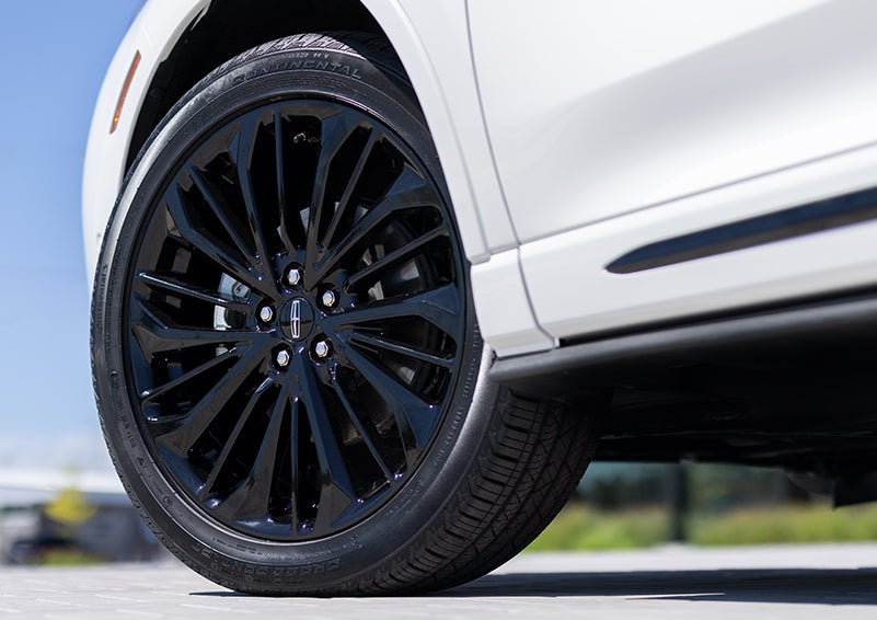 The stylish blacked-out 20-inch wheels from the available Jet Appearance Package are shown. | Lincoln of Cutler Bay in Miami FL