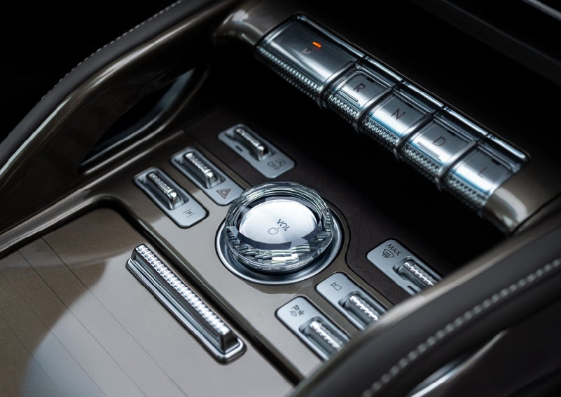 A crystal-inspired volume knob is shown in the center floor console of a 2024 Lincoln Nautilus® SUV. | Lincoln of Cutler Bay in Miami FL