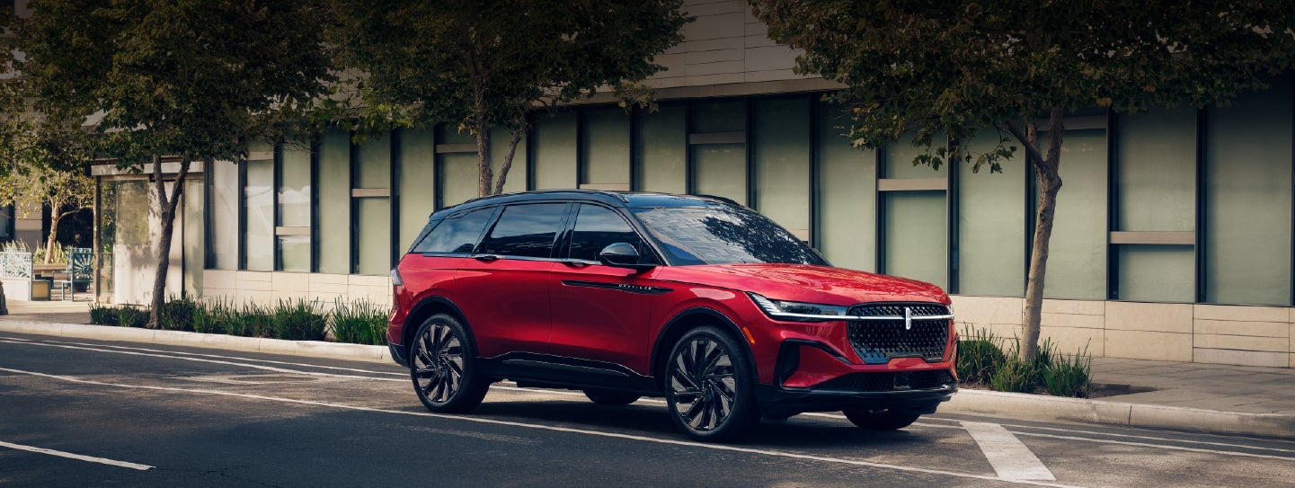 A 2025 Lincoln Nautilus® SUV with an available hybrid powertrain is parked in an urban setting. | Lincoln of Cutler Bay in Miami FL