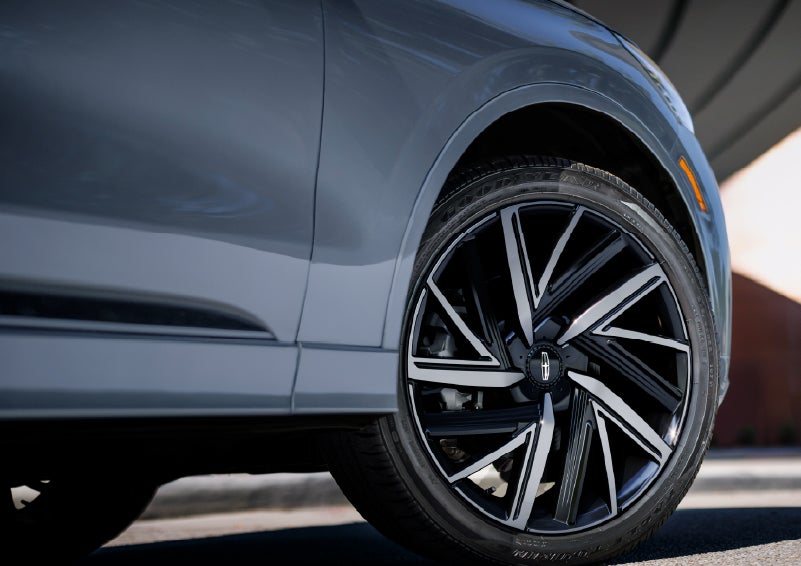 The wheel of the 2027 Lincoln Aviator® Black Label™ SUV is shown slightly angled out. | Lincoln of Cutler Bay in Miami FL